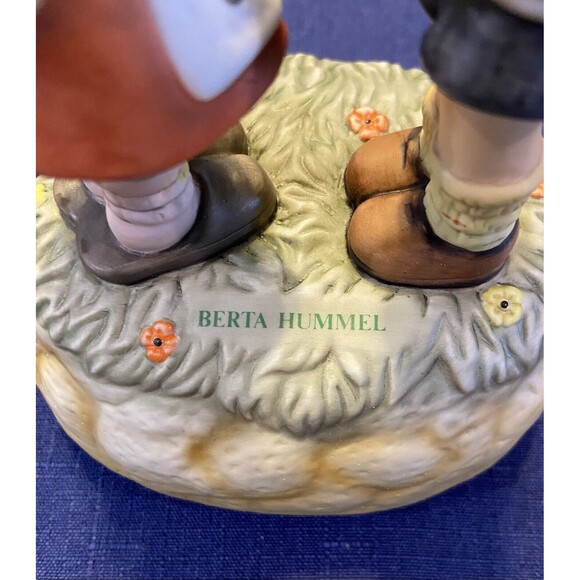 Hummel, "Two Hearts" Musical Figurine, plays "What the World Needs Now is Love". - Picture 2 of 12